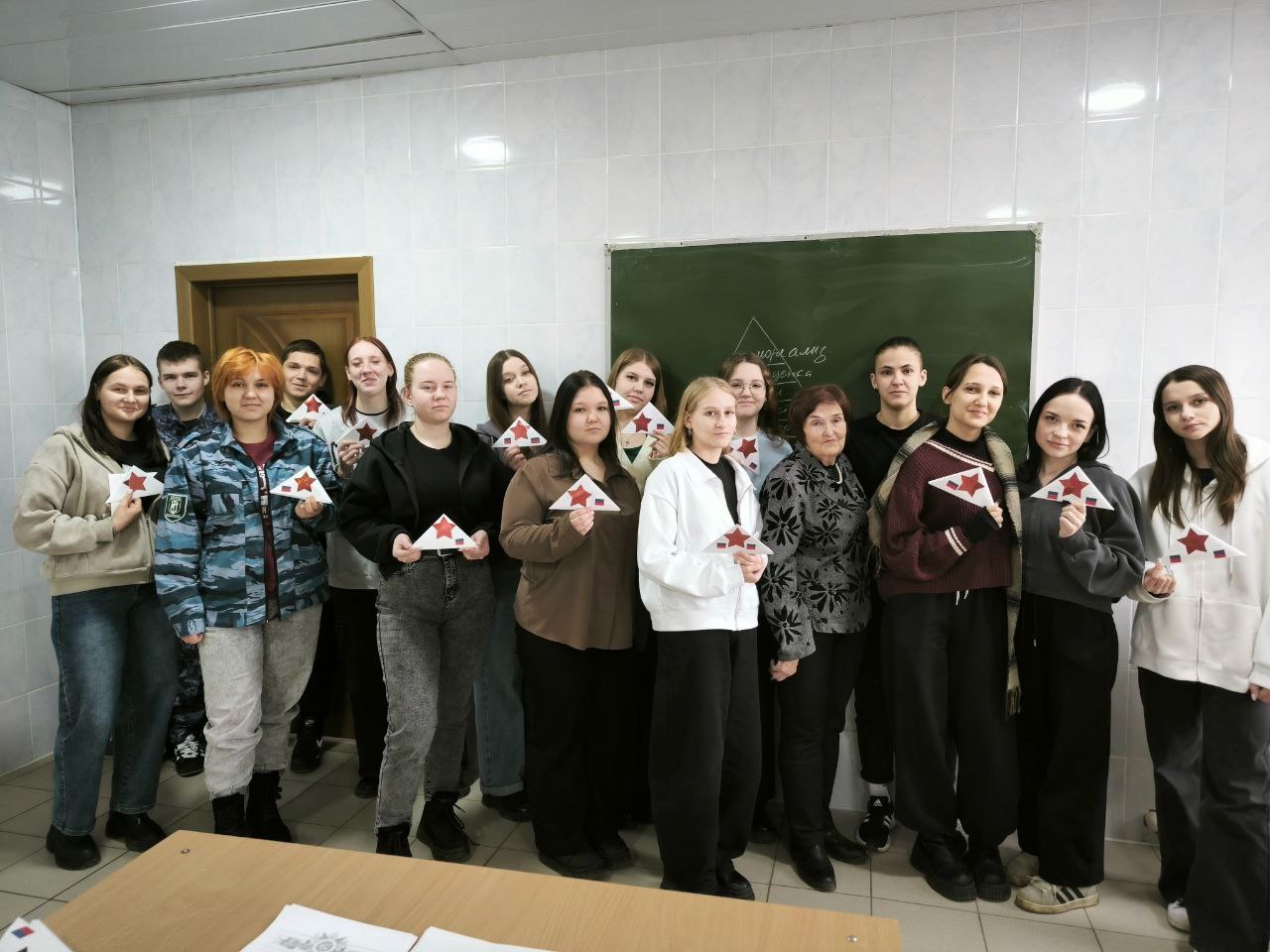 Студенты Южно-Уральского Колледжа Бизнеса в городе Курган написали письма солдатам, которые служат в зоне проведения специальной военной операции.